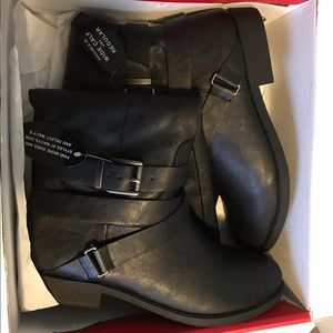 Wide Calf Black LOLAH heeled boots